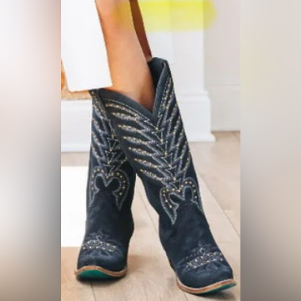 Lane Boots Brand NIB Women’s Squash Blossom
Stud- Navy Suede size 10